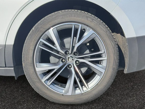 SKODA Enyaq (2024) — foto 16 van 21