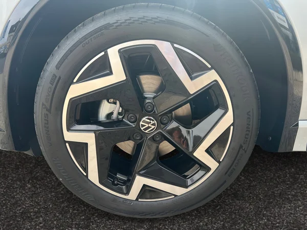 VOLKSWAGEN Tiguan (2025) — foto 9 van 11