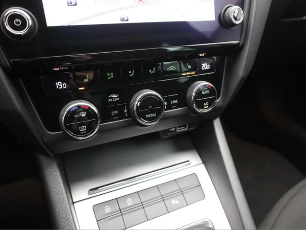 SKODA Octavia Combi (2018) — foto 8 van 19