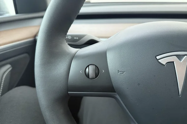 Tesla Model Y (2023) — foto 7 van 23