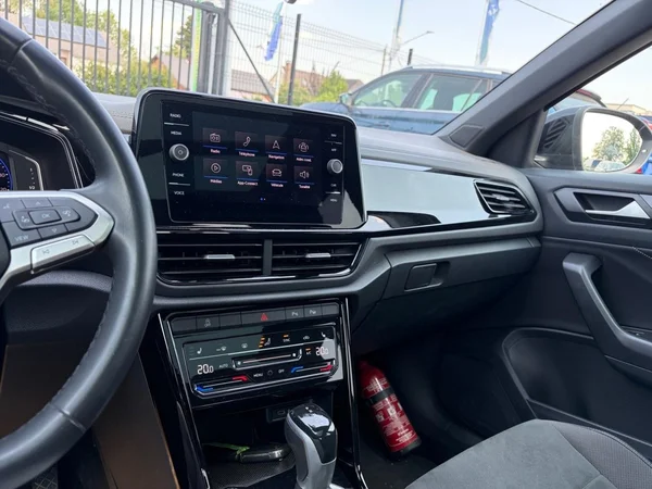 VOLKSWAGEN T-Roc (2022) — foto 2 van 12