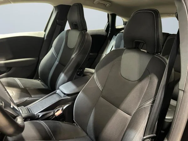 VOLVO V40 (2019) — foto 2 van 31