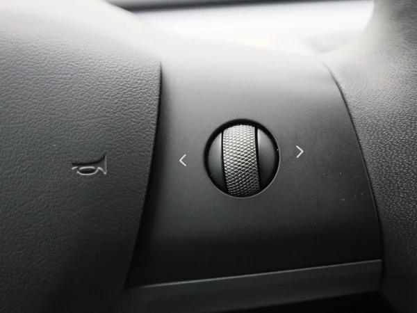 Tesla Model 3 (2023) — foto 17 van 40