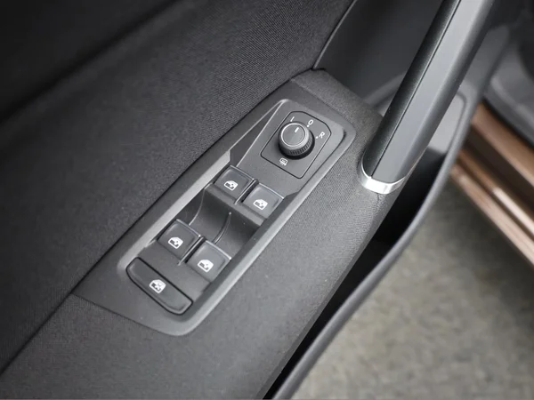 VOLKSWAGEN Touran (2017) — foto 7 van 23