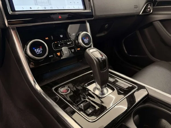 Jaguar XE (2020) — foto 4 van 20