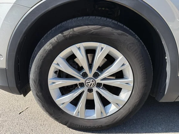 VOLKSWAGEN Tiguan (2018) — foto 10 van 18