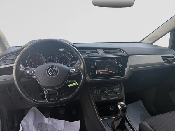 VOLKSWAGEN Touran (2021) — foto 7 van 21