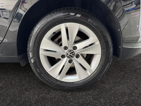 VOLKSWAGEN Golf VIII (2024) — foto 10 van 16