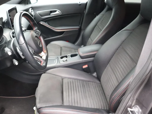 Mercedes-Benz CLA (2019) — foto 2 van 26
