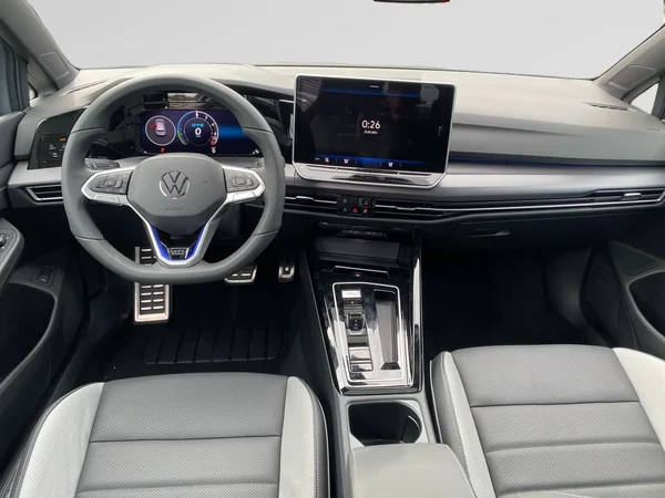 VOLKSWAGEN Golf VIII GTE (2024) — foto 13 van 16