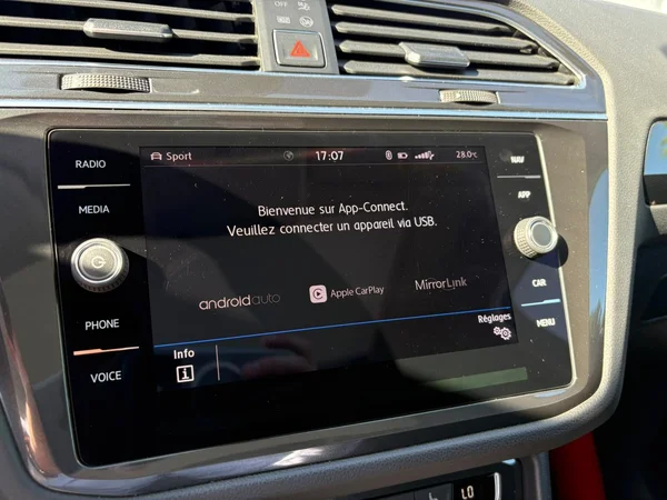 VOLKSWAGEN Tiguan (2018) — foto 4 van 23