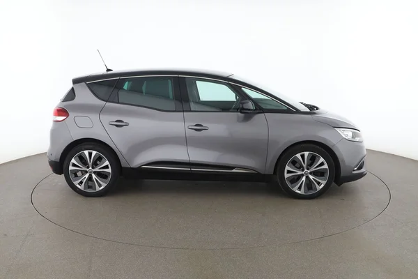 Renault Scenic (2017) — foto 13 van 16