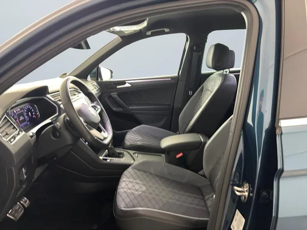 VOLKSWAGEN Tiguan (2021) — foto 2 van 33