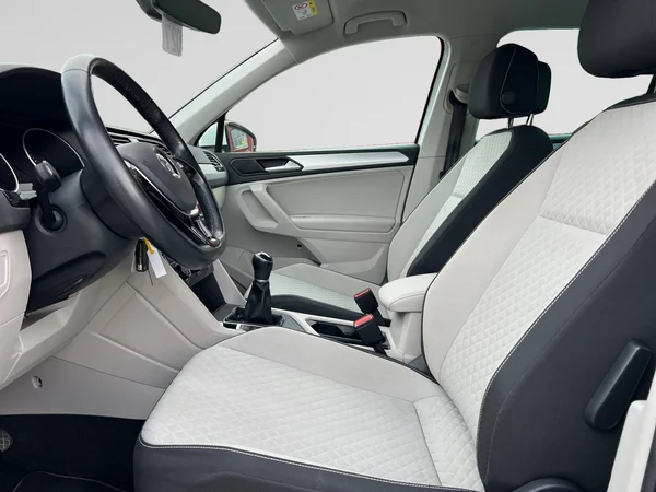 VOLKSWAGEN Tiguan (2019) — foto 16 van 20