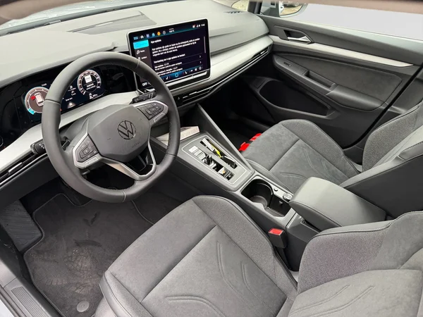 VOLKSWAGEN Golf VIII SW (2026) — foto 2 van 18