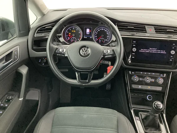 VOLKSWAGEN Touran (2019) — foto 6 van 36