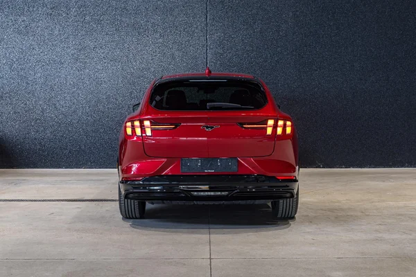 Ford Mustang Mach-E (2024) — foto 13 van 37
