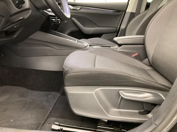 SKODA Octavia Combi PHEV (2022) — foto 7 van 36