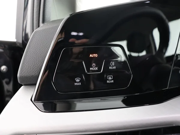 VOLKSWAGEN Golf (2024) — foto 18 van 27