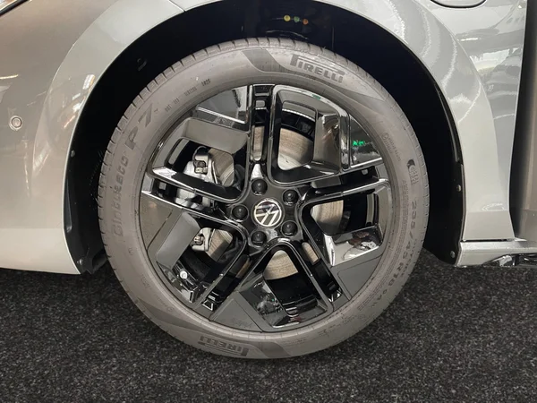 VOLKSWAGEN Passat Variant eHybrid (PHEV) (2025) — foto 6 van 15