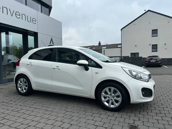 Kia Rio (2013) — foto 7 van 18