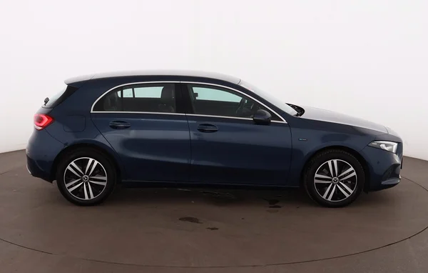 Mercedes-Benz A-Class PHEV (W177) (2020) — foto 28 van 31