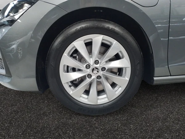 SKODA Superb Combi (2024) — foto 10 van 15
