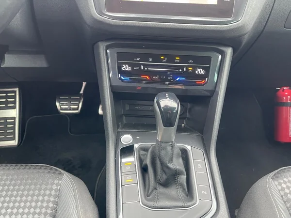VOLKSWAGEN Tiguan (2021) — foto 3 van 24
