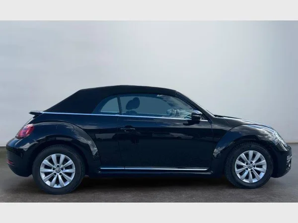 Volkswagen Beetle Cabriolet (2017) — foto 26 van 29