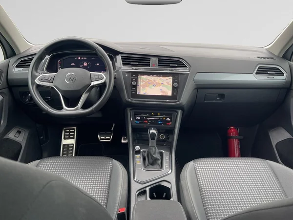 VOLKSWAGEN Tiguan (2021) — foto 2 van 24