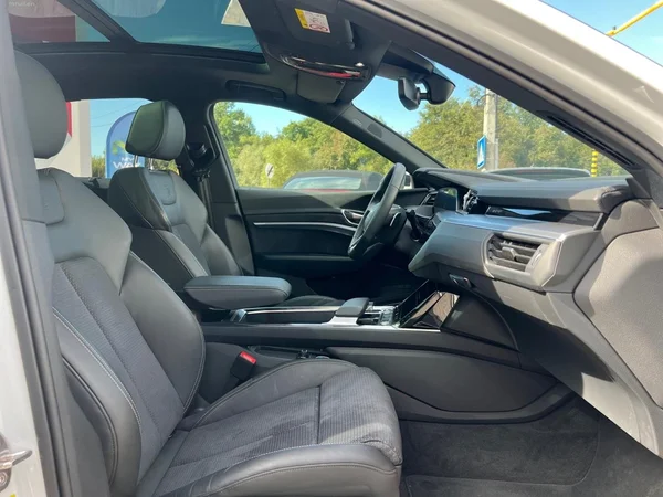 AUDI Q8 Sportback e-tron (2024) — foto 15 van 24