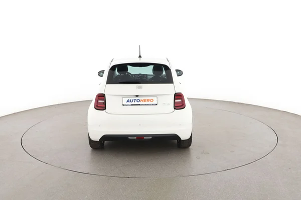 Fiat 500e (2021) — foto 11 van 16
