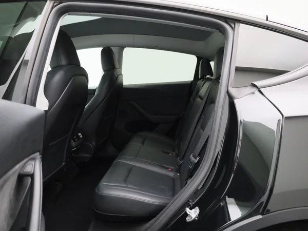 Tesla Model Y (2022) — foto 2 van 41