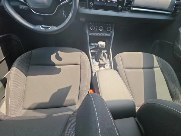 SKODA Karoq (2023) — foto 3 van 24