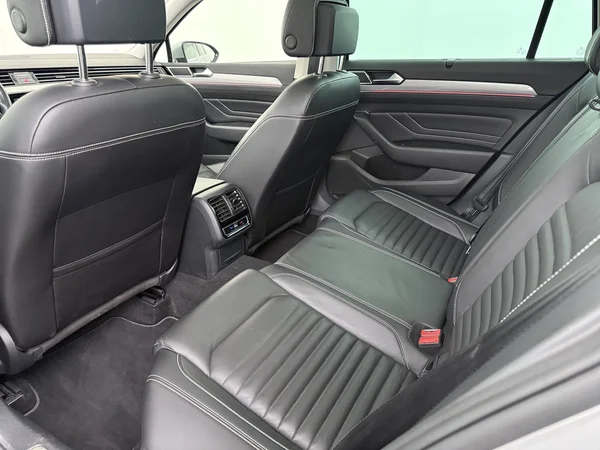 VOLKSWAGEN Passat Variant (2022) — foto 17 van 26