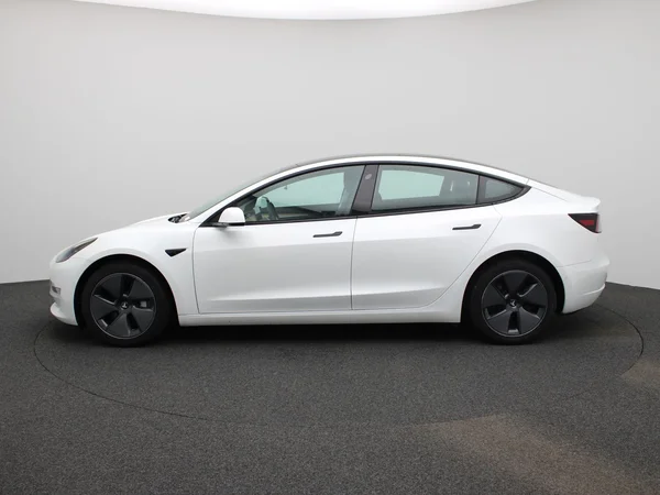 Tesla Model 3 (2022) — foto 34 van 40