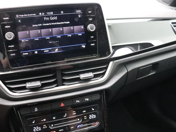 Volkswagen T-Roc (2022) — foto 8 van 28