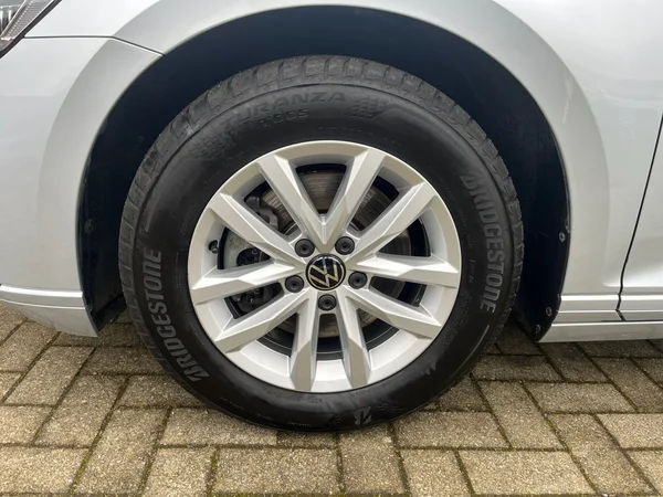 VOLKSWAGEN Passat SW (2023) — foto 17 van 24