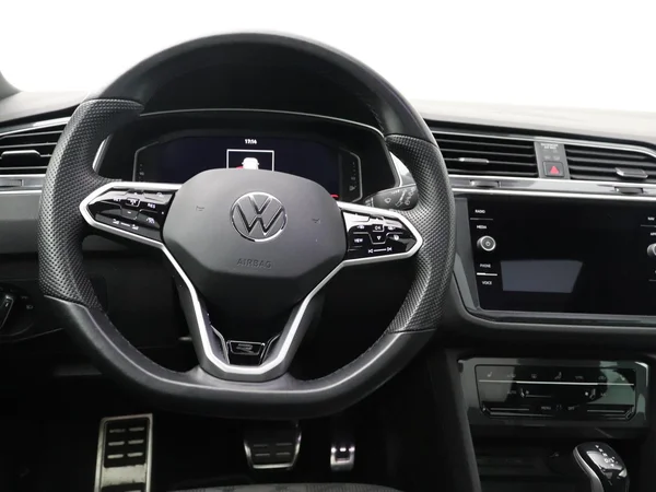 VOLKSWAGEN Tiguan (2021) — foto 2 van 21