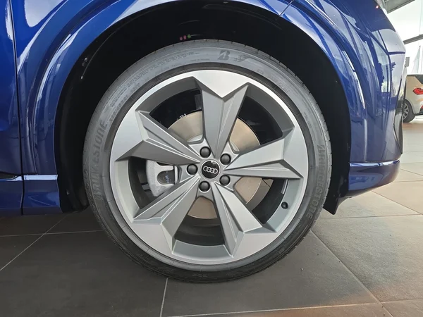 AUDI Q4 Sportback e-tron (2024) — foto 16 van 21