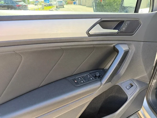 VOLKSWAGEN Tiguan (2018) — foto 6 van 18
