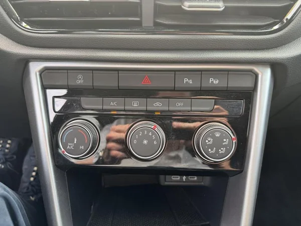 VOLKSWAGEN T-Roc (2024) — foto 11 van 23