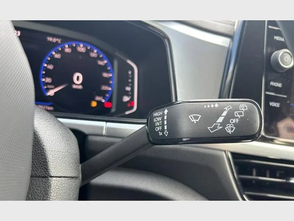 Volkswagen T-Roc (2022) — foto 18 van 29