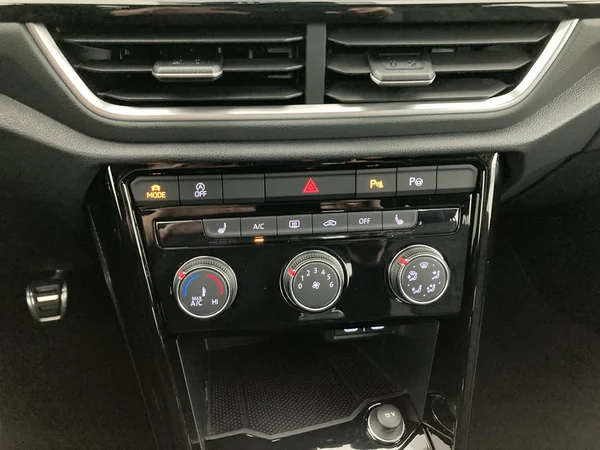 VOLKSWAGEN T-Roc (2024) — foto 18 van 36