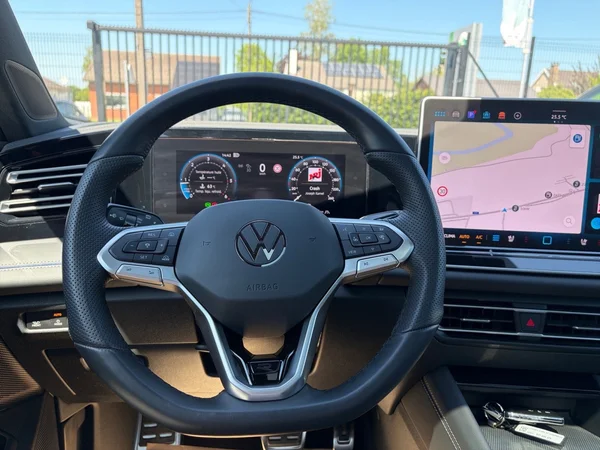 VOLKSWAGEN Tiguan (2024) — foto 14 van 14