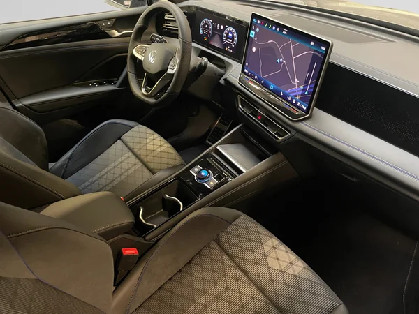 VOLKSWAGEN Tiguan (2024) — foto 9 van 15