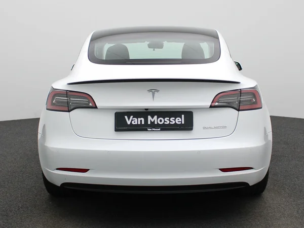 Tesla Model 3 (2022) — foto 36 van 40
