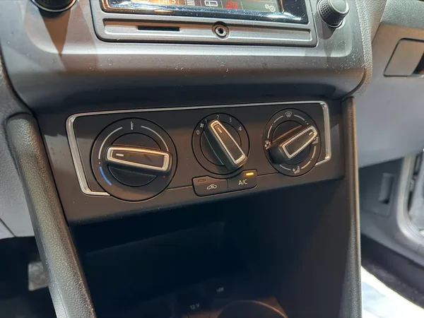 Volkswagen Polo (2015) — foto 6 van 23