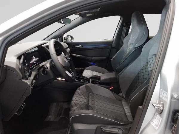 VOLKSWAGEN Golf VIII SW (2024) — foto 3 van 22