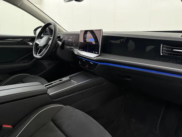 VOLKSWAGEN Passat SW (2025) — foto 2 van 19